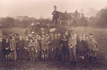 Obraz premium School boys bonfire and Guy. Date: 1920s