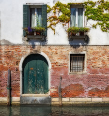 Fototapeta na wymiar Facade of an old house on a canal in Venice