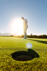 Tableaux ronds sur plexiglas Golf Golfeur professionnel mettant une balle de golf