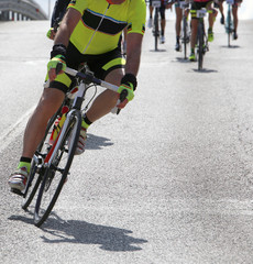 Obraz na płótnie Canvas cyclist runs down from downhill during the bicycle race