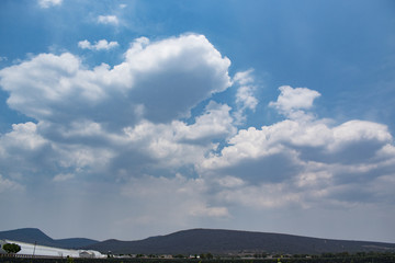 Cielo azul con inmensas nubes en Freixenet, Queretaro