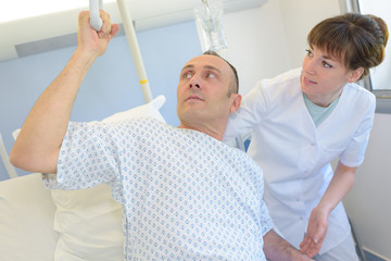 Obraz premium nurse taking care of suffering patient at the hospital