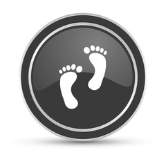 Fototapeta premium Schwarzer Button - Fußspuren