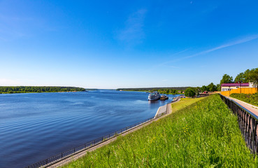Obraz premium The shore of the grandiose Russian Volga river near the town of Mishkin on a summer day. Yaroslavl region 