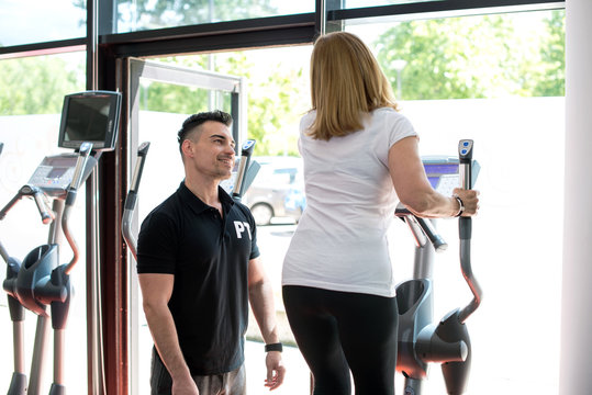 Personal trainer motivating client
