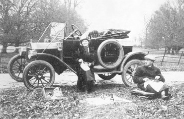 Fototapeta na wymiar Model Ford T car by the roadside. Date: 1913