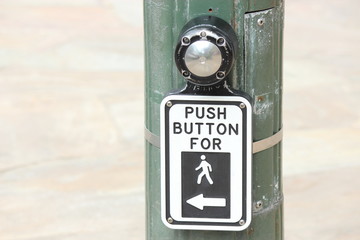ハワイの歩行者用押しボタン