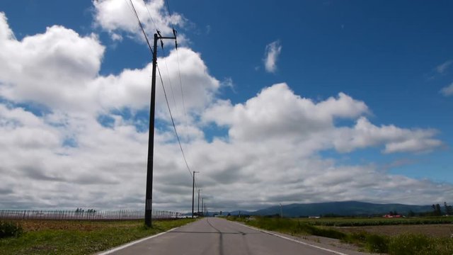 夏の空と雲と道　電柱のシルエット
