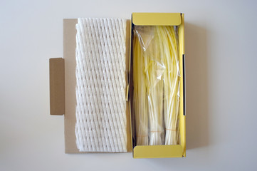 箱に入った黄ニラ