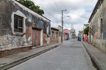 Fototapeta na wymiar CAMAGUEY, CUBA - JAN 26, 2016: People in the streets of Camaguey