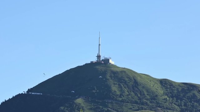Le Puy de Dome, panoramique des d&ocirc;mes et parapentes dans la chaine des puys en Auvergne. Timelapse de la mont&eacute;e et descente du train sur la Montagne la plus visit&eacute;e de France.