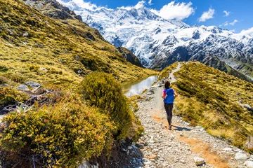 Crédence de cuisine en verre imprimé Aoraki/Mount Cook New zealand hiking girl hiker on Mount Cook Sealy Tarns trail in the southern alps, south island. Travel adventure lifestyle tourist woman walking alone on Mueller Hut route in the mountains.