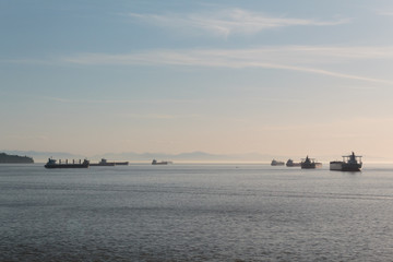 Obraz premium Photo of distant ships and mountain on the horizon