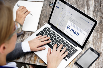 Online Message Communication Connection Concept