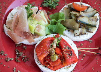 Mozzarella Scheiben mit verschiedenen Belägen, 