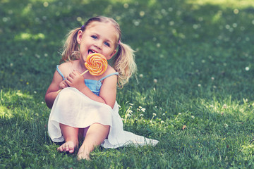 lecker - Mädchen mit bunten Lollipop
