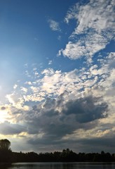 Obraz premium Wolken überm See