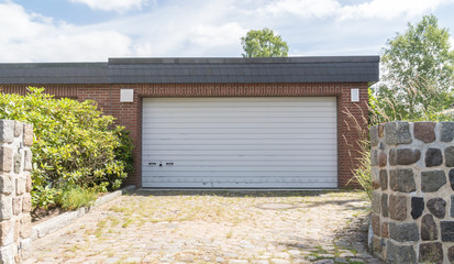 Doppelgarage mit einem weißen Tor