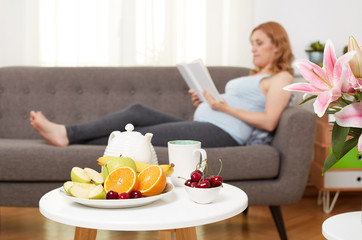 Obraz na płótnie Canvas regnant woman healthy diet