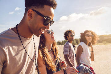 Young men and woman walking on coast © Drobot Dean