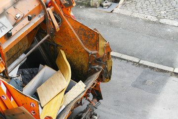 Müllauto holt den Sperrmüll ab. Entsorgung von altem Hausrat, Grobmüll, Müll als Wertstoff,...