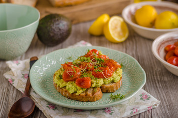 Avocado spread with tomatoes