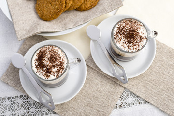 caffè con panna e biscotti dall'alto