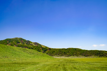 Naklejka premium 草千里 烏帽子岳