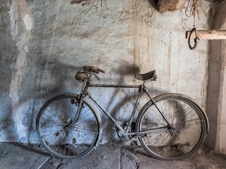Fototapeta na wymiar Bicicleta antigua con espacio para texto
