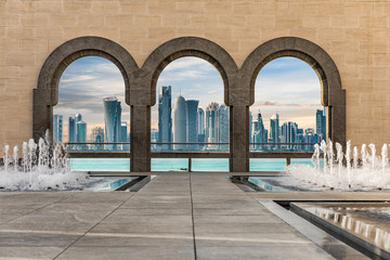 Die Skyline von Doha, Katar, gesehen durch Bögen der arabischen Architektur 