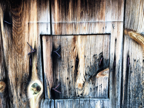 Ventana en puerta de madera