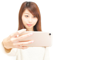 スマートフォンを使う若い日本人の女性
