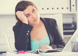 Young female trainee is having complicated issue with project