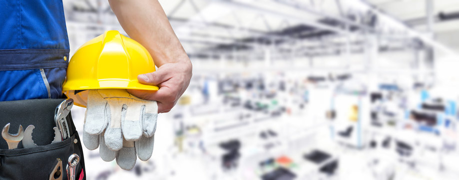 Beruf Industriearbeiter mit Ausr&uuml;stung in einer Fabrikhalle 