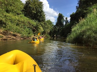 Kayakfahrt auf einem Fluss in Thailand
