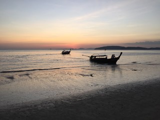 Sonnenuntergang in Thailand mit Booten