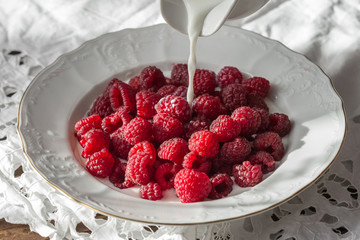 малина, ягоды, сезонные ягоды, красные ягоды, лето, фрукты, красные ягоды, малина с молоком, малина в тарелке