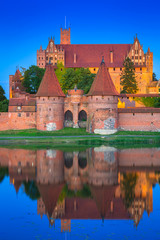 Obraz premium The Castle of the Teutonic Order in Malbork at dusk, Poland