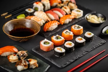 Selbstklebende Fototapeten Frisch zubereitetes Sushi-Set © Grafvision