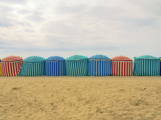 Bunter Windschutz am Stand