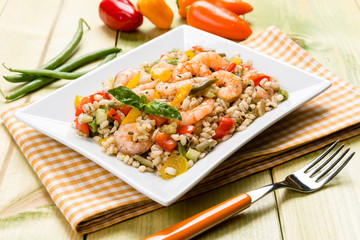 Piatto freddo con orzo e gamberetti