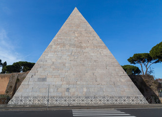 Fototapeta na wymiar Cestius-Pyramide Grabmal in Rom Italien