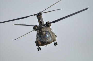Vista frontal de helicóptero CH-47 Chinook