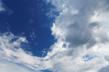Obraz premium stratocumulus clouds and the dark blue sky