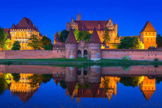 Fototapeta The Castle of the Teutonic Order in Malbork at night, Poland