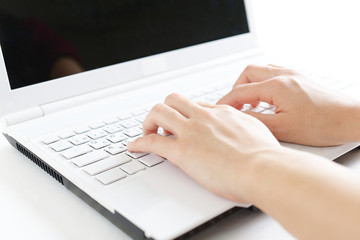 ノートパソコンを操作する女性