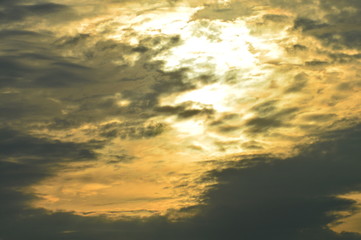 Morgenhimmel mit aufkommenden Regenwolken