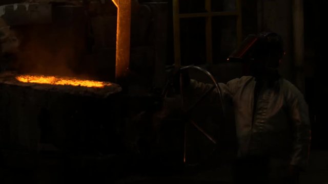 a&ccedil;o derretido saindo do forno