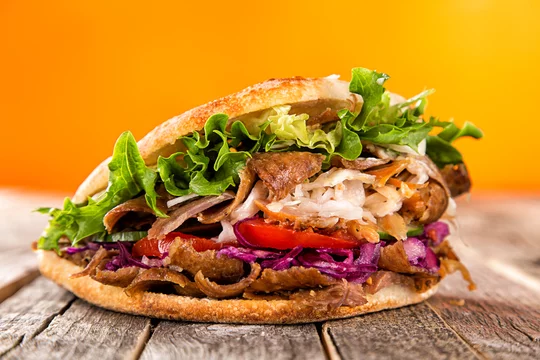 Kebab turc avec lavash et légumes - Adobe Stock