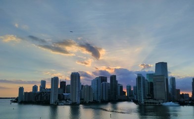 Fototapeta na wymiar Miami Skyline im Gegenlicht